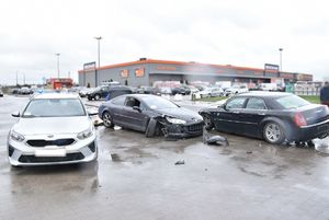 uszkodzone samochody stojące na parkingu