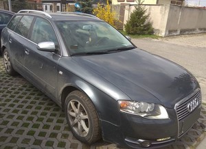 samochód stojący na parkingu