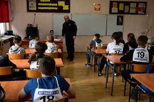 policjant i uczniowie podczas testu wiedzy