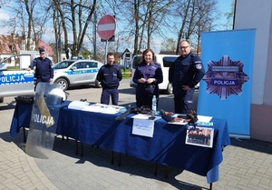 policjanci na stoisku mundurowym