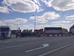 samochody ciężarowe stojące na poboczu drogi