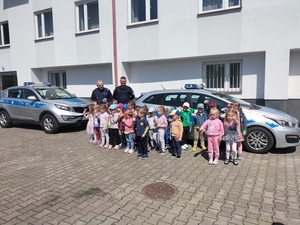 zdjęcie grupowe przy radiowozach