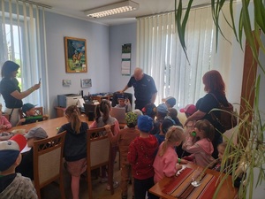 dzieci siedzące w gabinecie komendanta