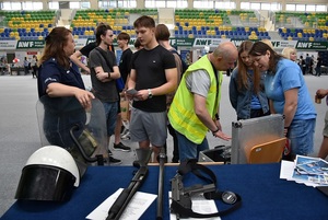 stoisko policyjne. Funkcjonariusze rozmawiają  osobami, które je odwiedziły.