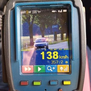 zdjęcie z ręcznego miernika prędkości