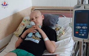 chłopiec leżący na szpitalnym łóżku