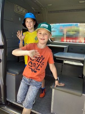 dzieci wychodzą z radiowozu