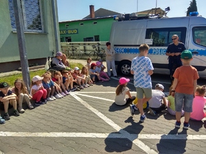 policjant podczas pokazu z psem służbowym