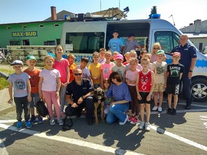 Dzieci na zdjęciu grupowym z policjantami