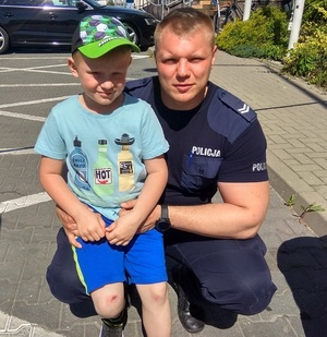 policjant z dzieckiem