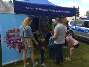 stoisko policyjne z uczestnikami pikniku