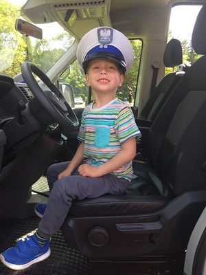 chłopiec siedzący w radiowozie