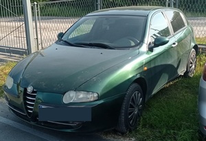 samochód stojący na parkingu