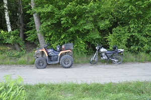 Quad oraz motocykl stojące na poboczu drogi