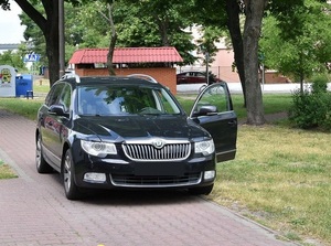 samochód stojący na chodniku