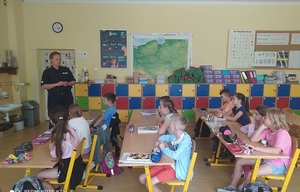 policjantka podczas pogadanki z uczniami.