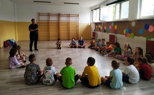 policjantka podczas spotkania z dziećmi