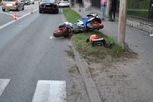 uszkodzony motocykl leżący na poboczu