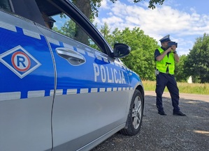 policjant ruchu drogowego podczas kontroli prędkości
