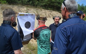 drużyna policyjna po strzelaniu z sędzią