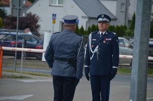 Komendant Wojewódzki przyjmuje meldunek od dowódcy uroczystości.