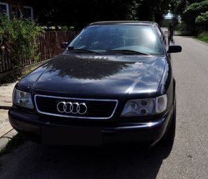 samochód audi stojący na ulicy