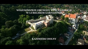 Wojewódzkie Obchody Święta Policji w Lubelskim Garnizonie Kazimierz Dolny. W tle widok z góry ruin zamku w Kazimierzu Dolnym