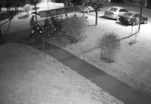 człowiek zabierający rower ze stojaka