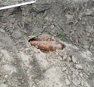 pocisk artyleryjski leżący w ziemi