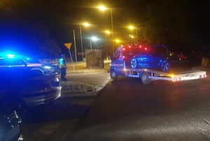 samochód ustawiony na lawetę