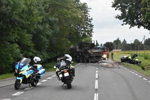 miejsce wypadku drogowego. Motocykle za nimi ciężarówka i uszkodzona osobówka stojąca poza drogą