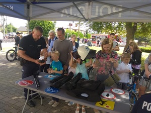 policjanci oraz osoby odwiedzające stoisko