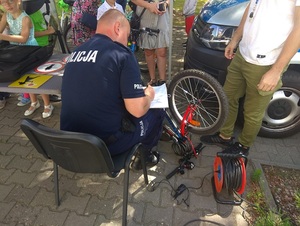 policjant przygotowujący się do znakowania roweru