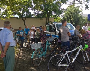 osoby czekające w kolejce na oznakowanie roweru