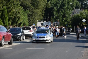 policjanci zabezpieczają przejście pielgrzymki