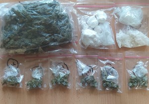 zabezpieczone narkotyki w woreczkach foliowych