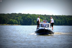 policjanci podczas patrolu na łodzi