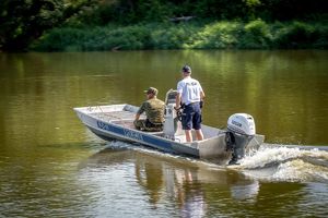 patrol na łodzi policjanta i funkcjonariusza SG