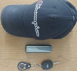 czapka z daszkiem, kluczyki podgrzewacz do tytoniu