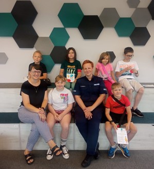 zdjęcie grupowe policjantki z dziećmi