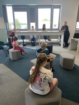 policjantka na spotkaniu z dziećmi