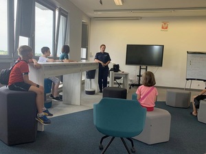 policjantka podczas pogadanki z dziećmi