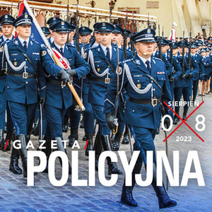 Fragment okładki sierpniowego nr Gazety Policyjnej przedstawiający maszerującą kompanię honorową Policji. Poniżej napis Gazeta Policyjna