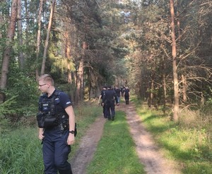 policjanci podczas poszukiwań