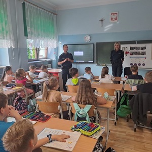 policjanci podczas  pogadanki w szkole