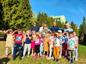 zdjęcie grupowe dzieci i policjantów
