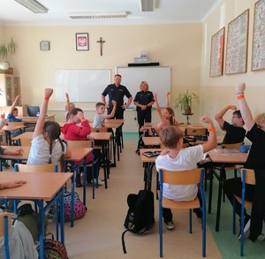 policjanci z dziećmi podczas pogadanki.