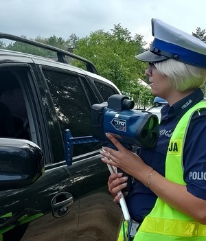 policjantka podczas kontroli