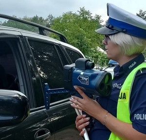 policjantka podczas kontroli