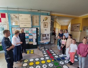 policjanci i dzieci podczas spotkania